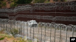 Bức tường biên giới Mỹ-Mexico ở Nogales, bang Arizona, 25/6/2024 (AP Photo/Jae C. Hong, Pool).