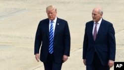 TT Trump và Chánh Văn phòng John Kelly đi bộ ra chuyên cơ của TT tại căn cứ không quân Andrews ở MD, 4/11/2018. AP/Susan Walsh 