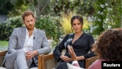 Hoàng tử Harry và Meghan trong cuộc phỏng vấn với diễn viên Oprah Winfrey.