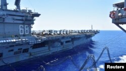 USS Nimitz được tiếp liệu tại Biển Đông. Hình minh họa.